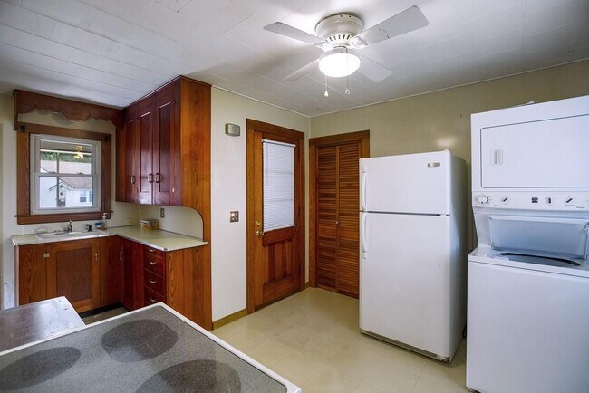 kitchen - 7 Gillis St