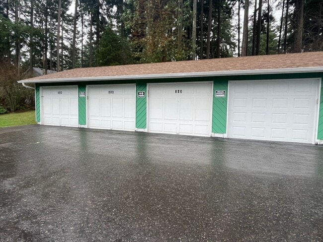 Building Photo - Fantastic, Modern 2 Bedroom Apartment with Small Garage!!