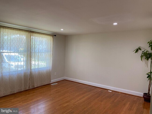 Foto del edificio - 8122 Parkdale Ct