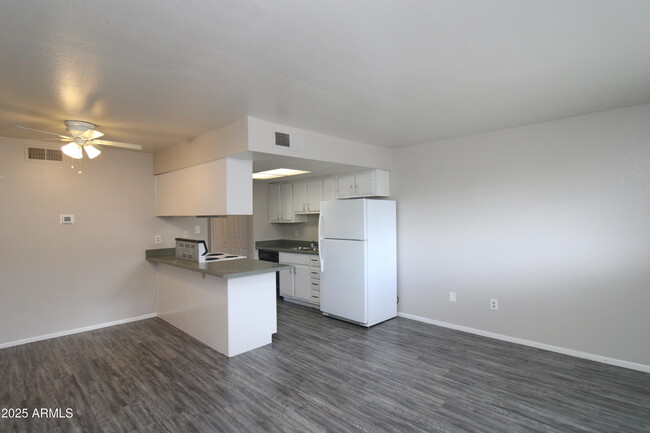 Building Photo - 3004 E Waltann Ln