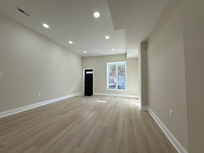 Building Photo - Three Bedroom Home in Baltimore