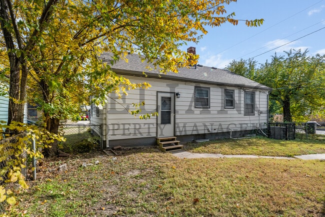 Building Photo - 1701 N Floberta Rd