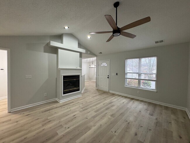 Building Photo - 3bed/2bath+Garage GSO!!