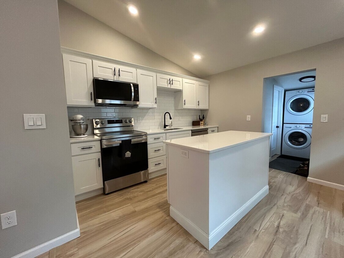 Foto principal - Move-In Ready: Modern & Stylish Fully Reno...