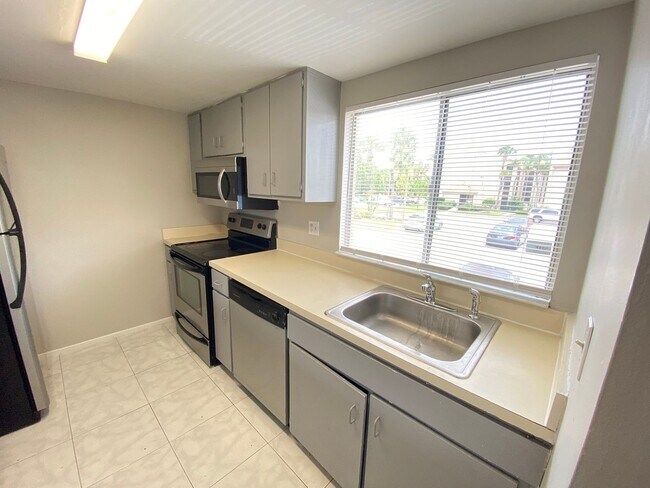 Foto del edificio - SANDY COVE CONDO - 1BR/1BA WITH BALCONY