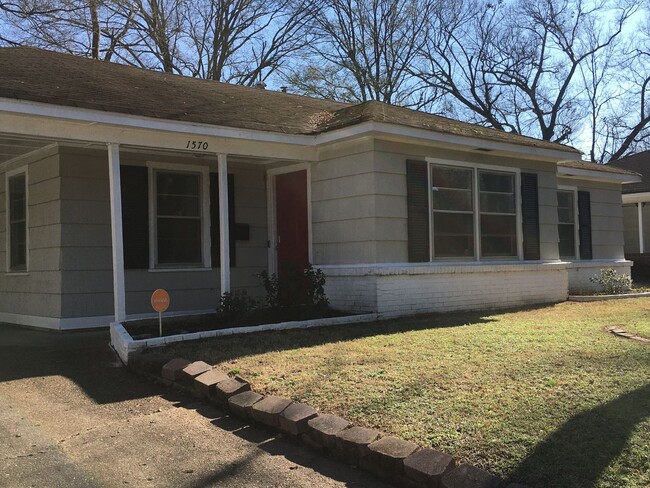 Building Photo - Updated 3 bedroom home with large fenced i...