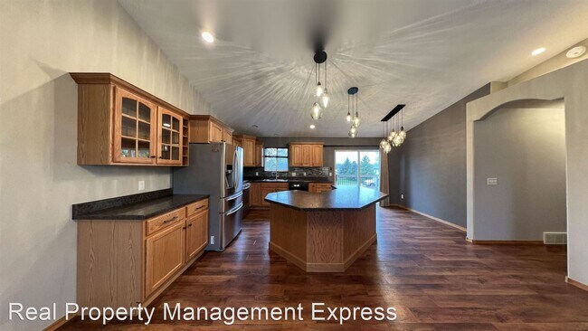 Building Photo - 4 br, 3 bath House - 417 N. Whitni Lane