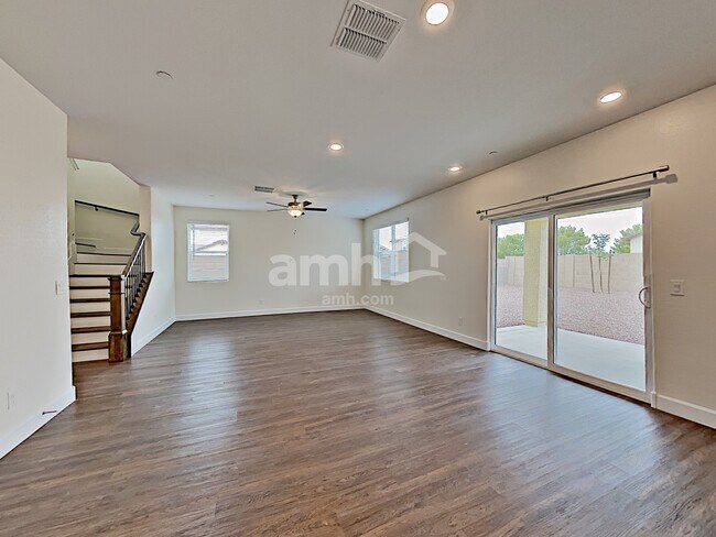Foto del edificio - 5968 W Columbine Dr