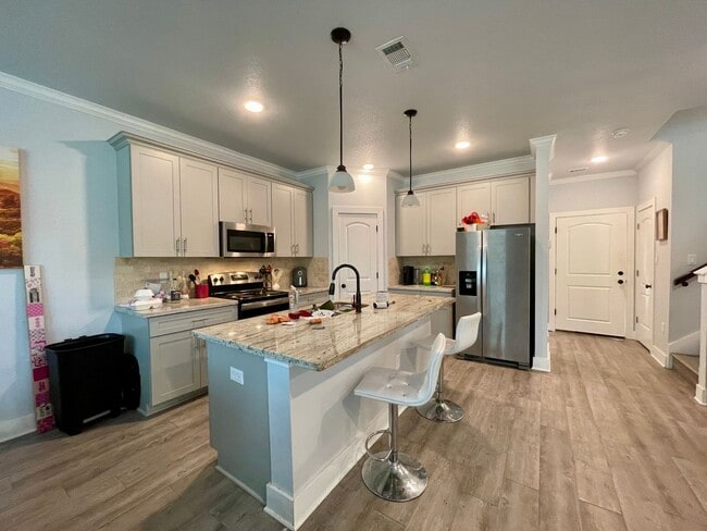 Building Photo - 4 Bed, 4 Bath Townhome for August 2024 Mov...