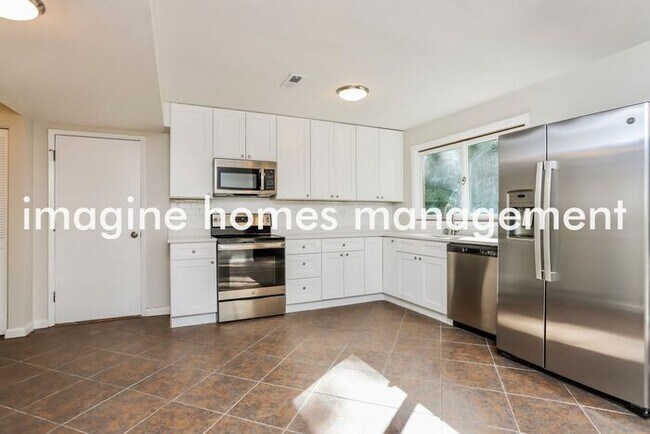 Building Photo - Parkway Schools - 5 Bed, 2.5 Bath