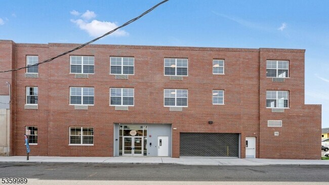 Foto del edificio - 247 Parker Ave