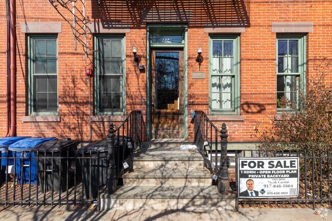Entrance - 204 6th St