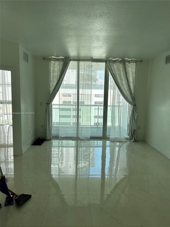 Foto del edificio - 500 NE 29th St