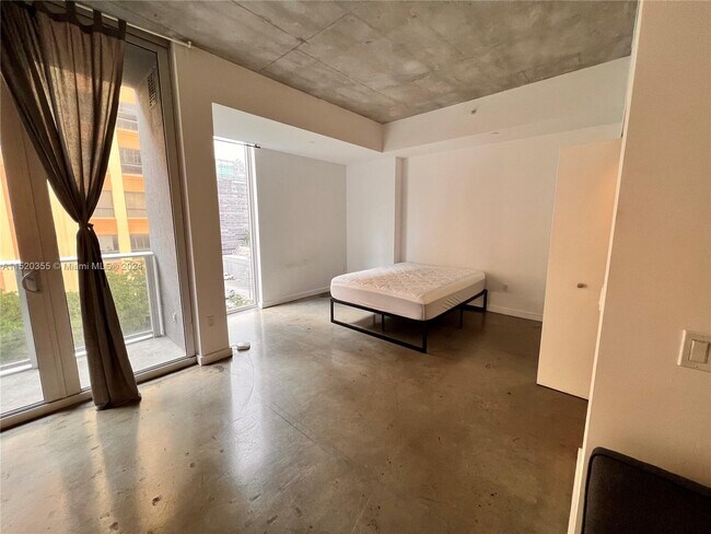 Foto del edificio - 151 SE 1st St
