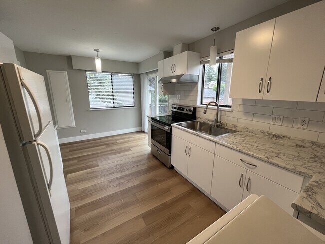 Photo du bâtiment - 8272 17th Ave