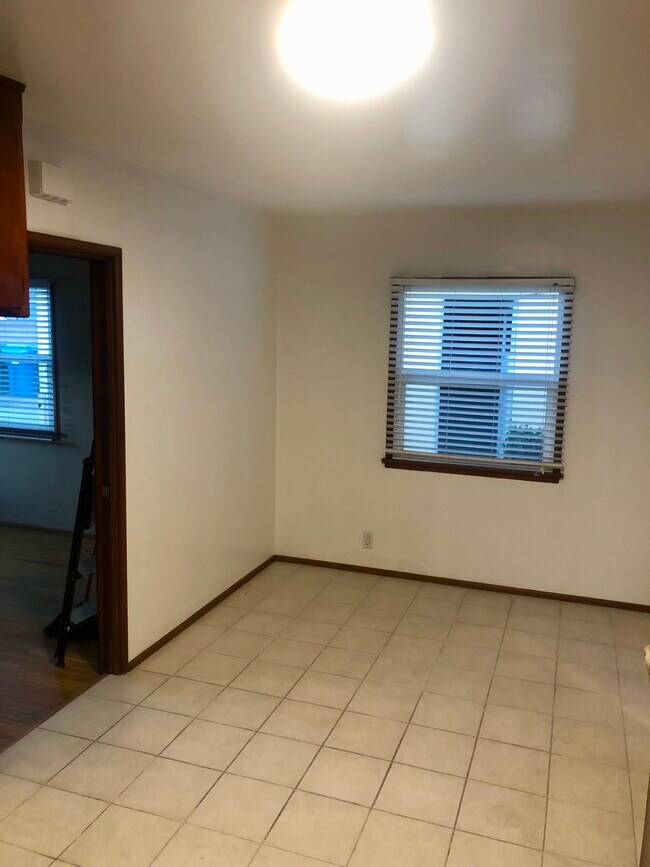 Dinning area - 1802 Green Ln