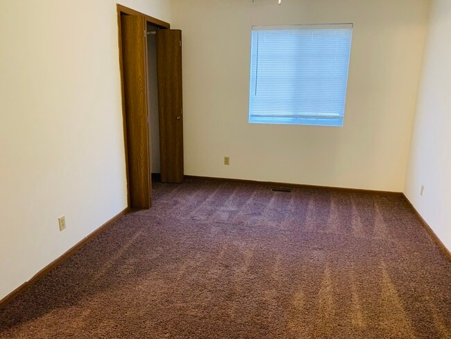 Building Photo - 886 Regent Dr