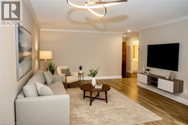 Building Photo - 20 Ellen St E