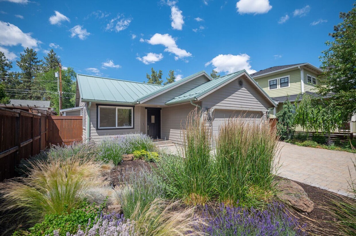 Foto principal - Quintessential Bend Living - 3 Bed | 2 Bat...