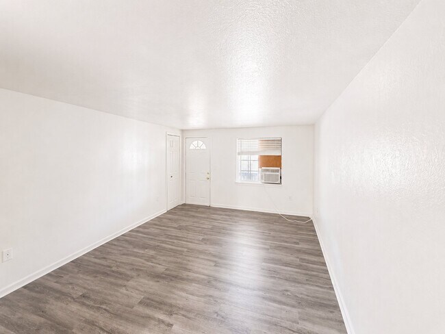 Foto del edificio - 8101-8195 W 9th Ave