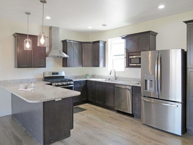 Building Photo - Beautiful 2 bed/ 2 bath with bonus room co...