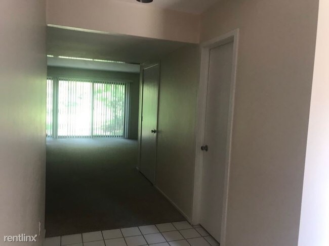 Building Photo - 3 br, 2.5 bath Condo - 3127 LAKEHAVEN DR