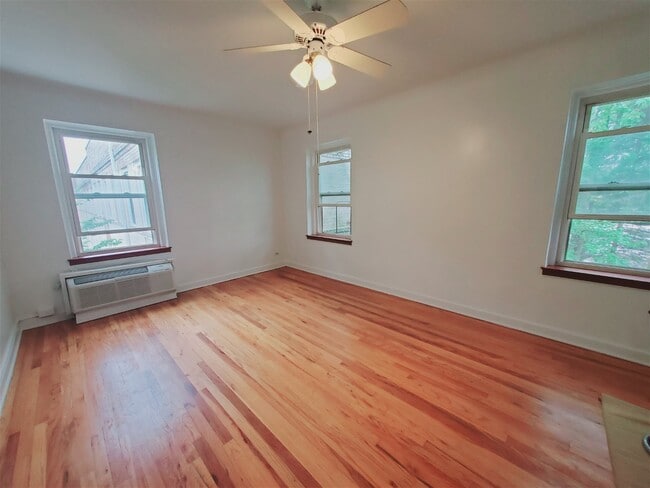 Building Photo - 122 Woodside Green Apt #3, Stamford, CT 06...
