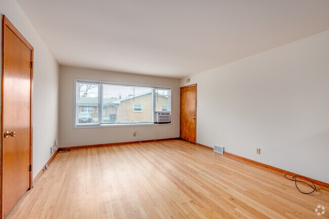 2 habitaciones, 1 baño - 750 pies cuadrados - Sala de estar - 4915 Gordon Ave