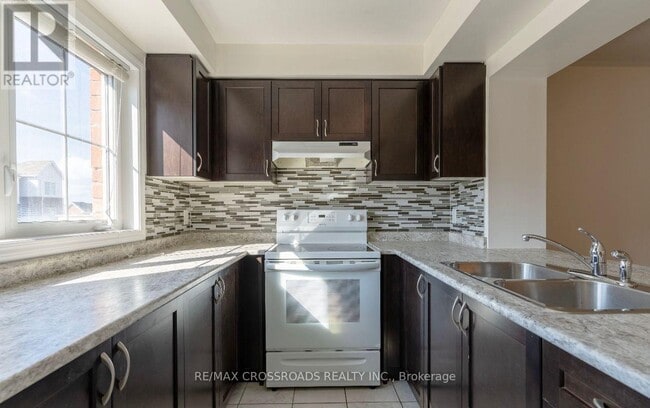 Building Photo - 1060 Clipper Ln