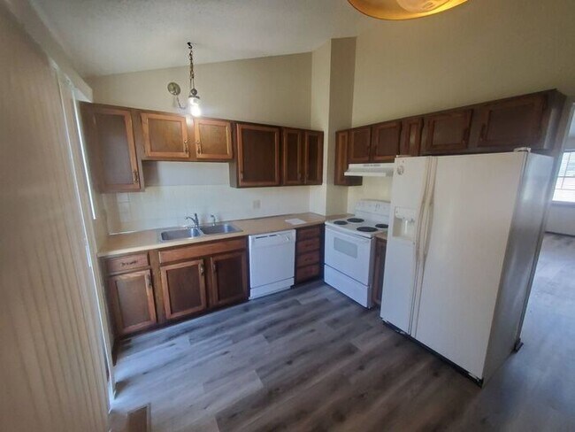 Building Photo - Cute 3 Bedroom / 1.5 Bathroom Duplex in Ol...