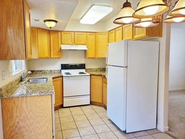 Building Photo - 2 Bd 1.5 Bath Duplex in Milcreek