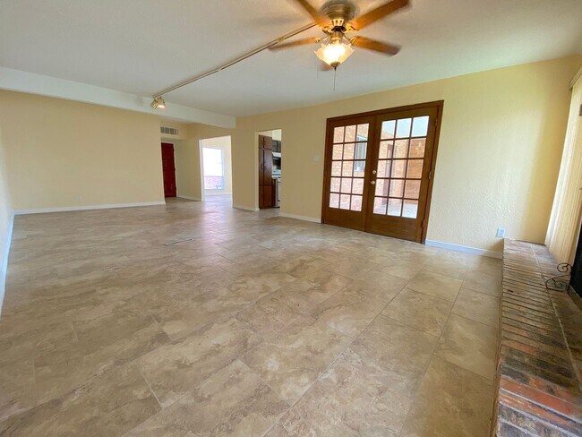 Foto del edificio - Northeast El Paso 3 Bed Refrig A/C! All Tile Flooring