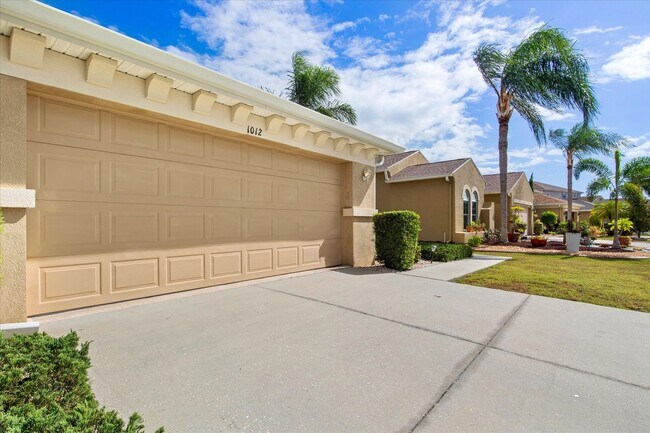Building Photo - Fully furnished annual rental home in Sun ...