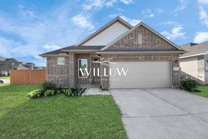 Foto principal - Spacious 4-Bedroom Home in a GREAT Community!