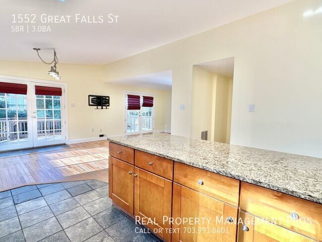 Building Photo - Bright & Beautiful McLean Home- Walk to Sh...