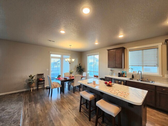 Foto del edificio - Charming 3-Bedroom, 2-Bath Home with Spaci...