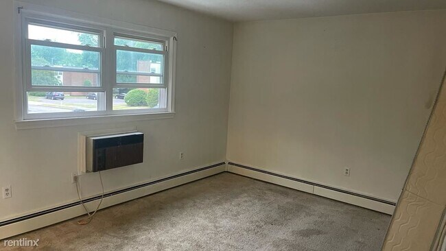 Building Photo - 2 br, 1.5 bath Condo - East Meadow Condomi...