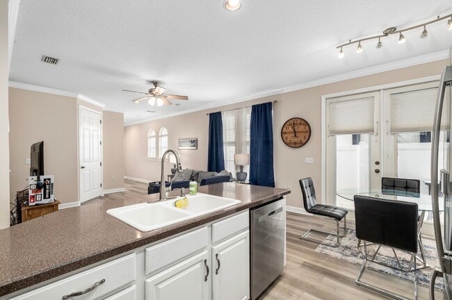 Foto del edificio - 104 S Moody Ave