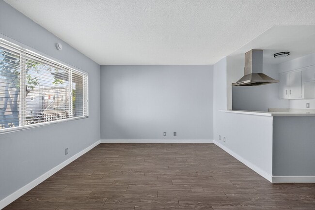 Building Photo - 1121 Daisy Ave