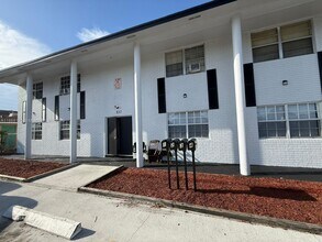 Building Photo - 237 W Blue Heron Blvd