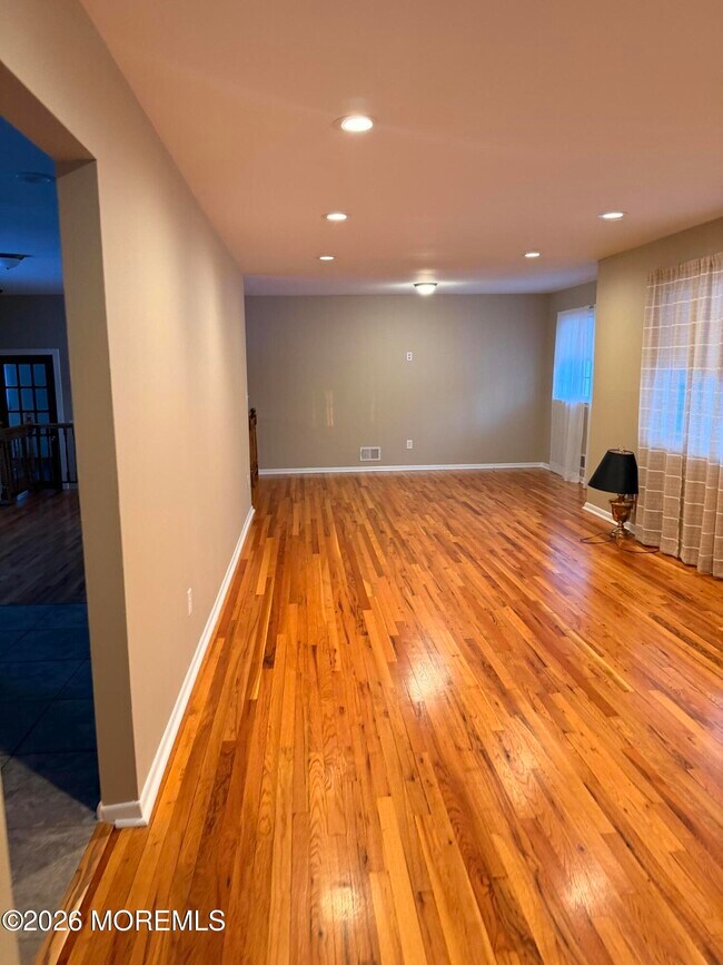 Foto del edificio - 340 Suburban Dr