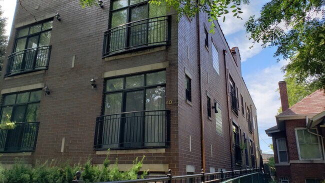 Building exterior - 4044 N Kedvale Ave