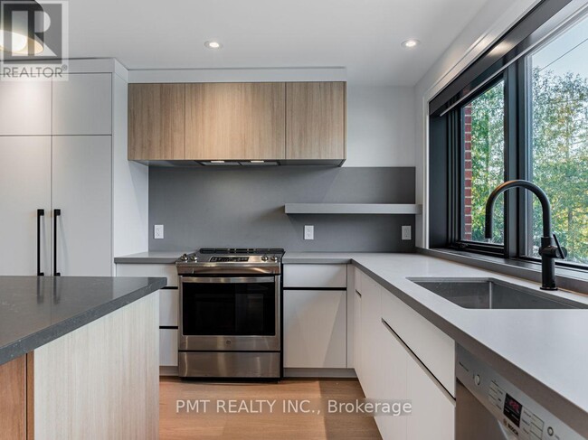 Building Photo - 157 Roslin Ave