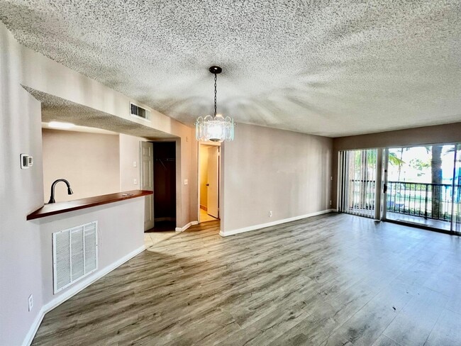 Foto del edificio - 8781 Wiles Rd