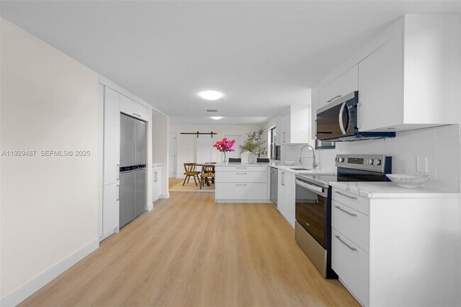 Foto del edificio - 7994 Crespi Blvd