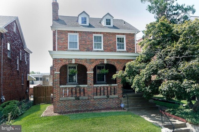 Spacious 4-level detached home - Spacious 4-level detached home