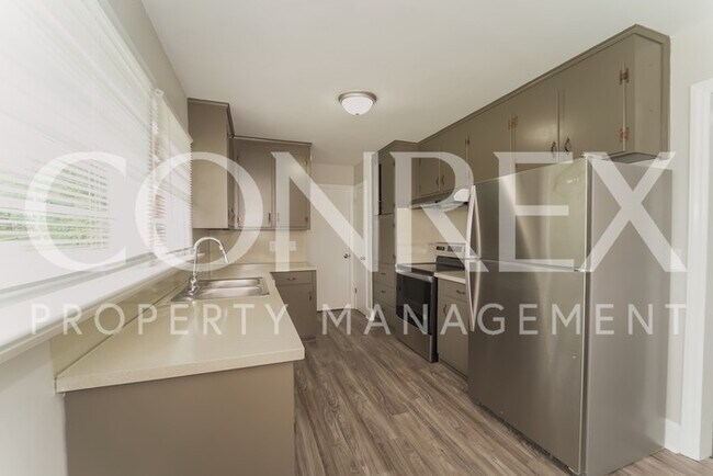 Foto del edificio - Great Brick Split Level with 4 Bedrooms
