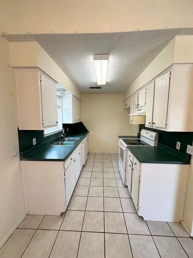 Foto del edificio - 3 Bedroom 2 Bathroom For Rent