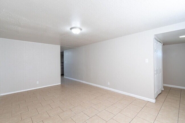 Foto del edificio - WEST SIDE 3 BEDROOM/ 1.5 BATH HOME AVAILABLE NOW!