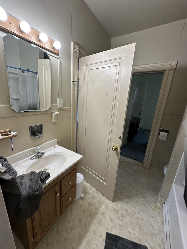 Foto del edificio - Great 6 bed 3 bath not far from UWEC! Available June 1st